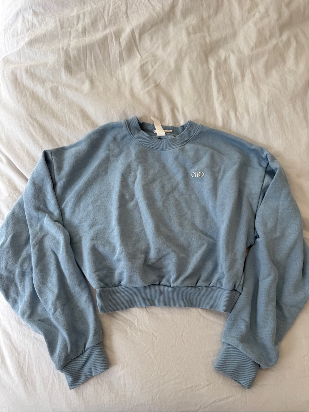 ALO CROPPED ACCOLADE CREWNECK CELESTIAL BLUE, SIZE M